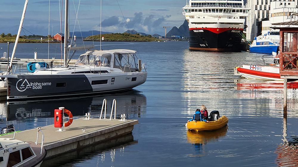 Foto fra Brønnøysundet, glimt av Hurtigruten og en andre båter. 